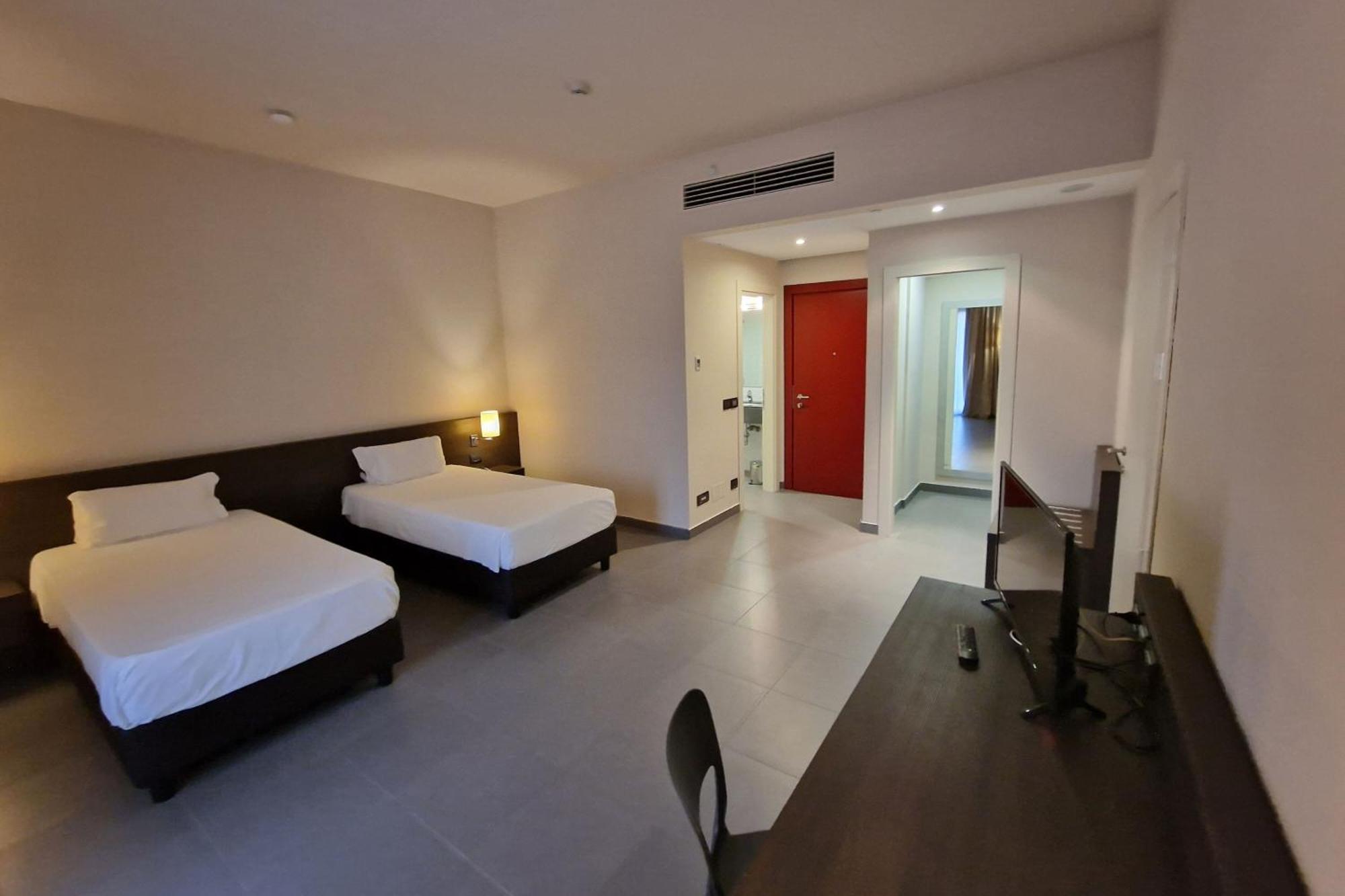 Tulip Naples Airport Hotel 3*